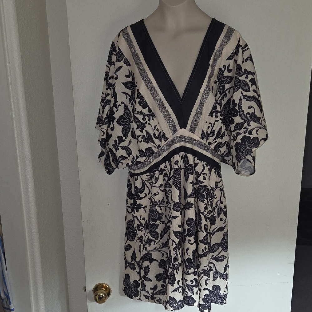 CLOSET CLEAR OUT! Cupshe Blue Floral V-Neck Cream Mini Dress with Flutter Sleeve